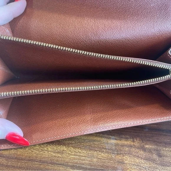 Louis Vuitton, Sarah Monogram Wallet with COA and unbranded dust bag.